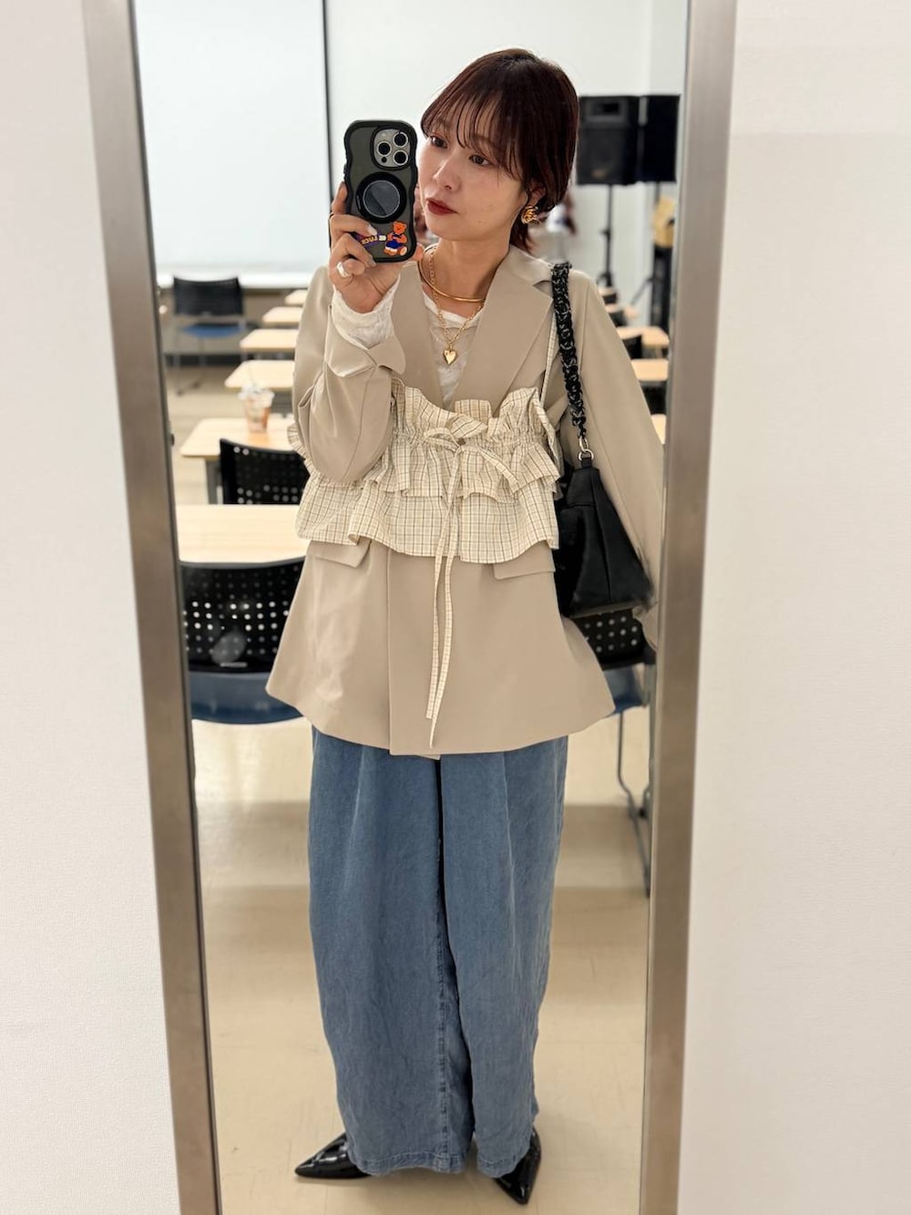 ベージュ系のテーラードジャケット、ホワイト系のTシャツ/カットソー、ブラウン系のキャミソールを着用したレディースの春コーディネートの4枚目の写真