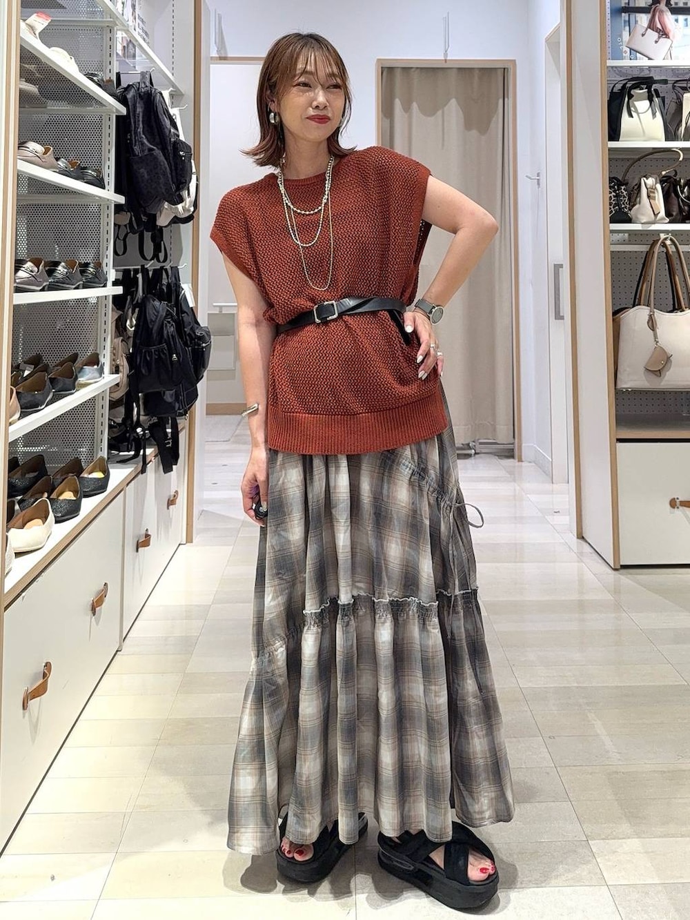 ブラック系のキャミソール、ブラウン系のTシャツ/カットソー、ブラウン系のその他パンツを着用したレディースの夏コーディネートの3枚目の写真