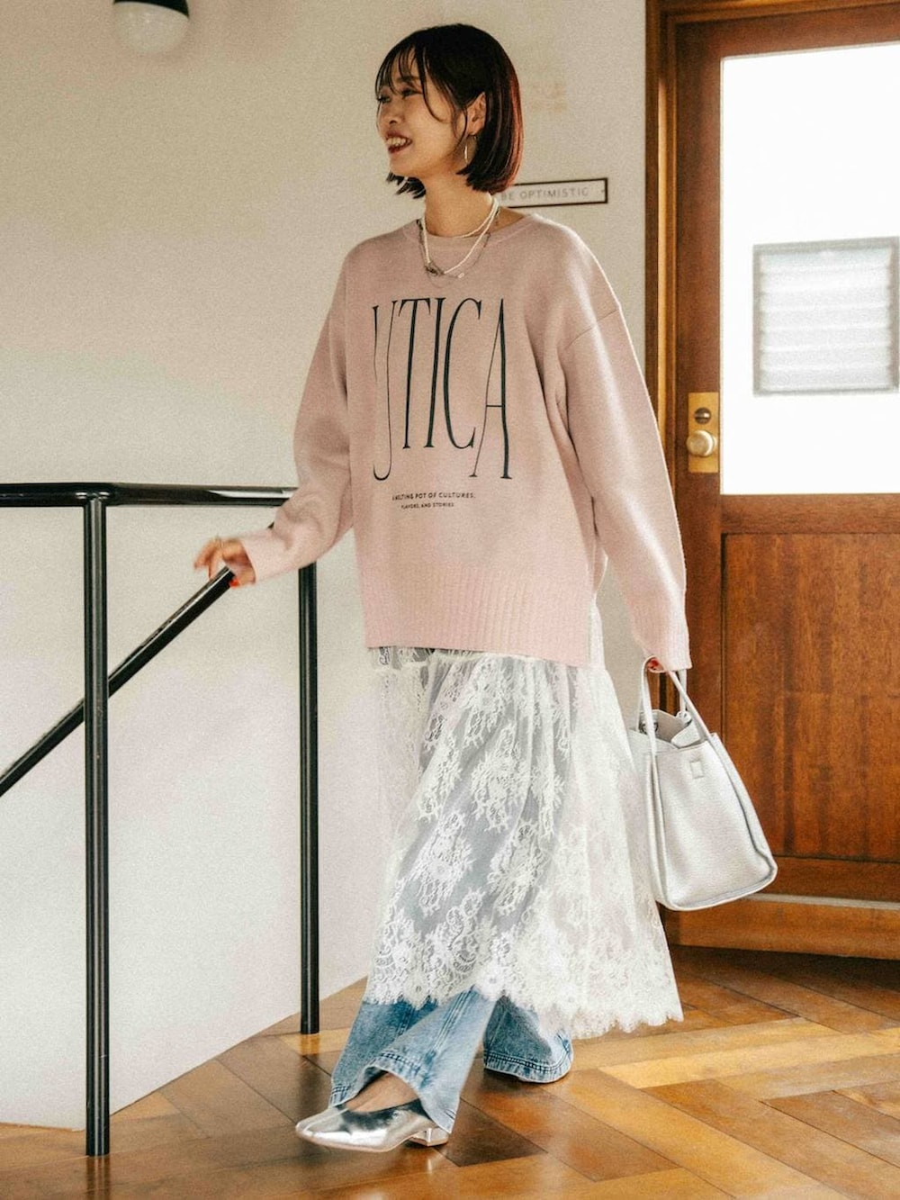 ブルー系のダウンジャケット/コート、ブラック系のスカート、ホワイト系のTシャツ/カットソーを着用したレディースの秋コーディネートの2枚目の写真