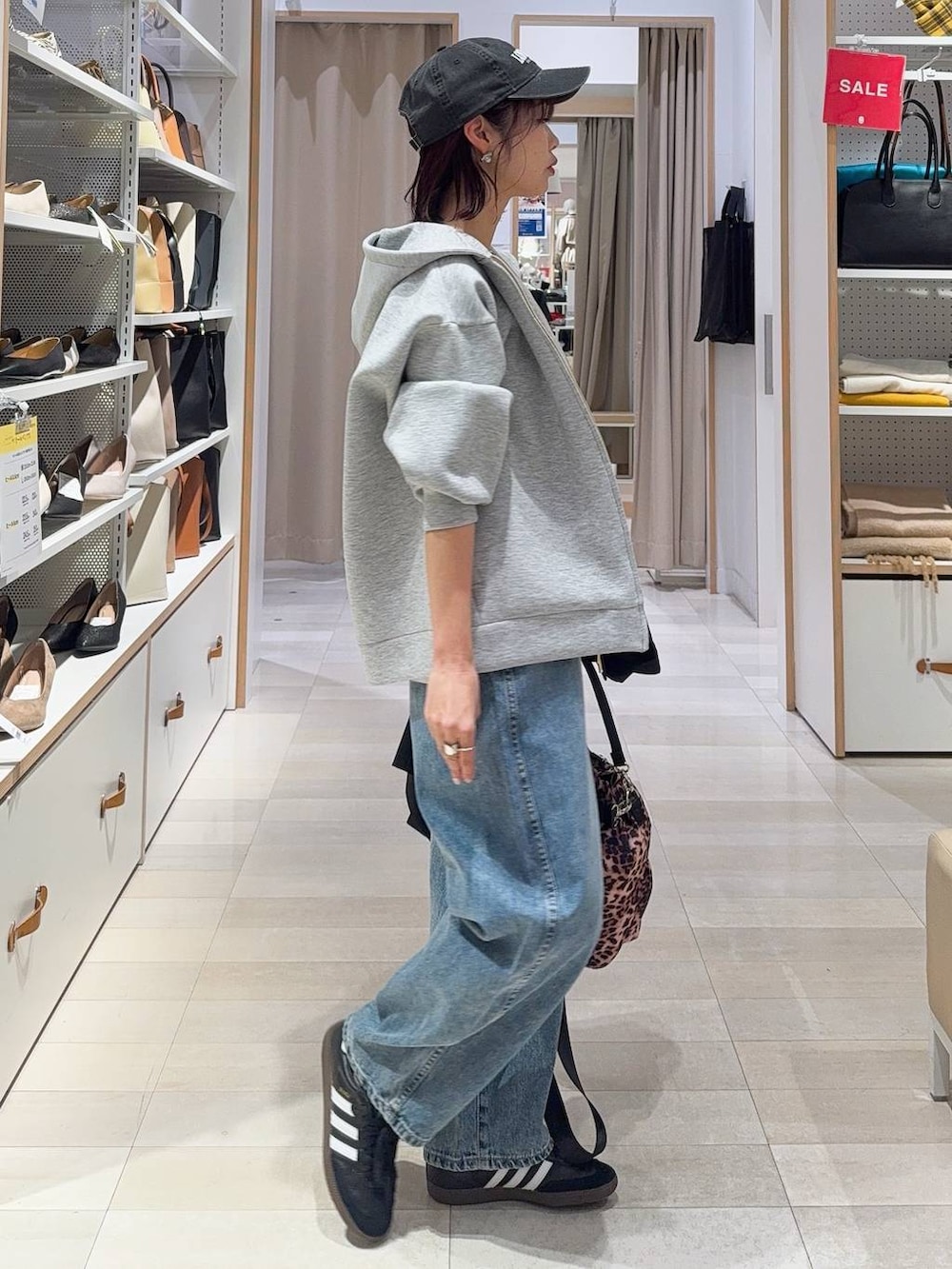 ブラック系のキャミソール、ブラック系のテーラードジャケット、ブルー系のデニムパンツを着用したレディースの冬コーディネートの7枚目の写真