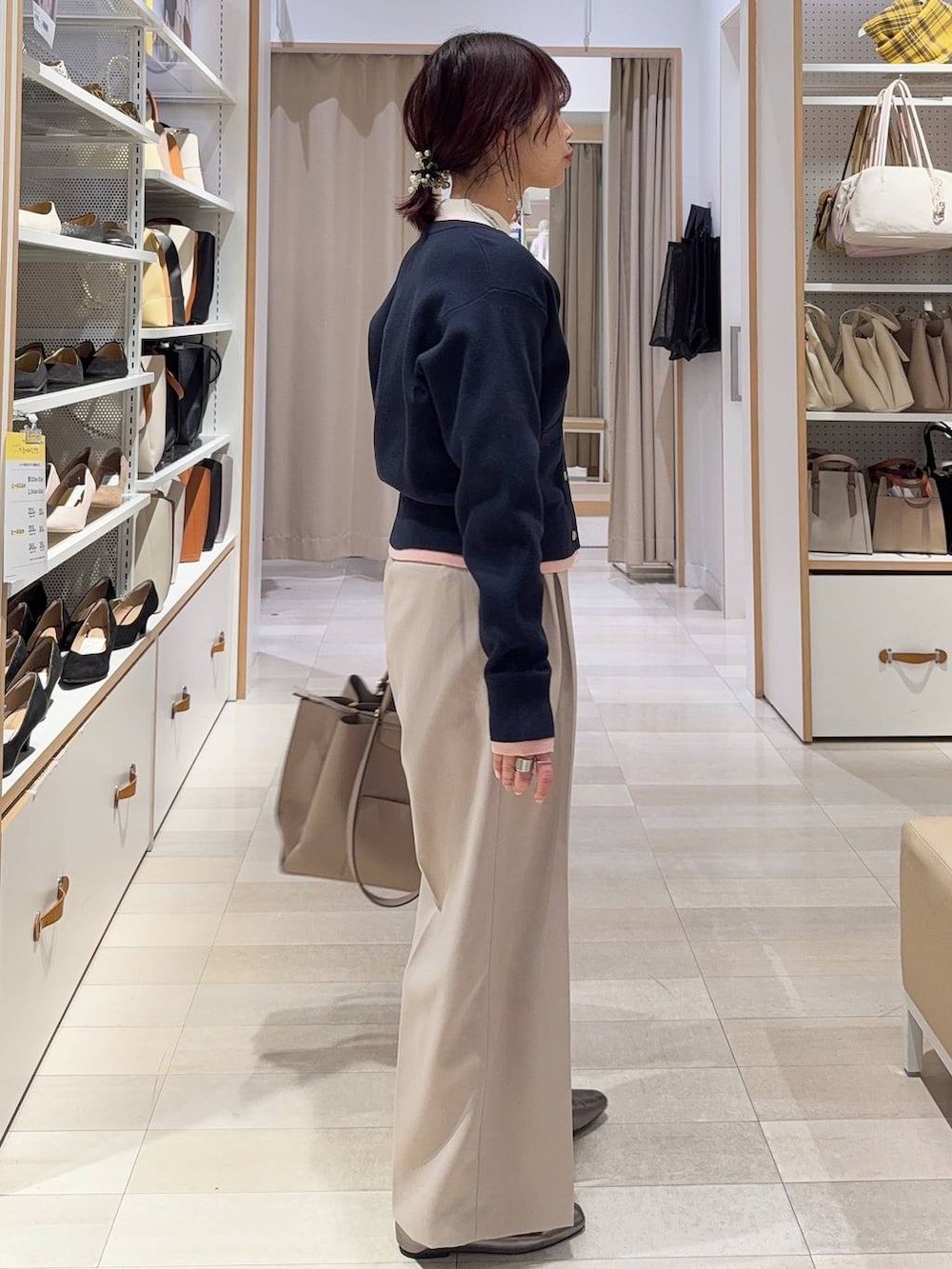 その他のパンプス、ホワイト系のニット/セーター、ベージュ系のその他パンツを着用したレディースの冬コーディネートの4枚目の写真