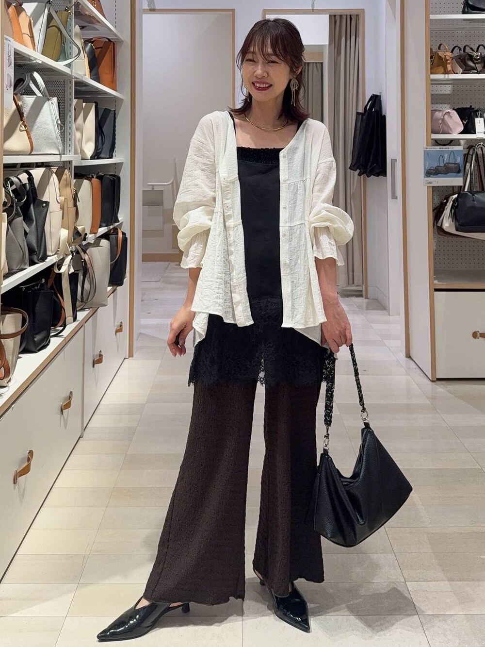 ブラウン系のスウェット、ブラウン系のその他パンツ、シルバー系のネックレスを着用したレディースの春コーディネートの5枚目の写真