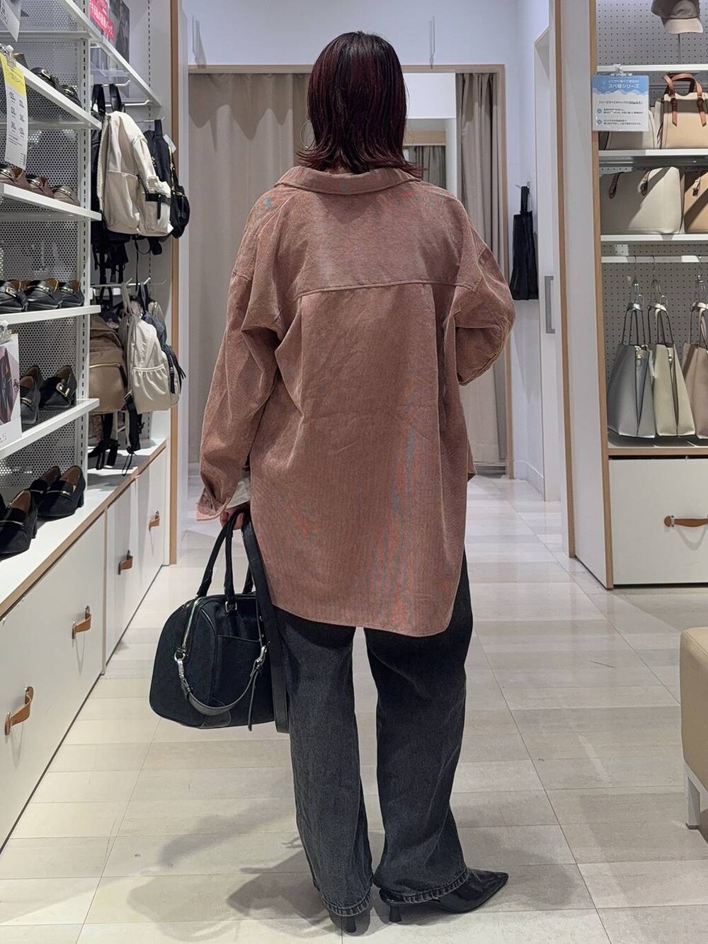 ピンク系のシャツ/ブラウス、ブラック系のボストンバッグ、ブラウン系のベストを着用したレディースの秋コーディネートの7枚目の写真