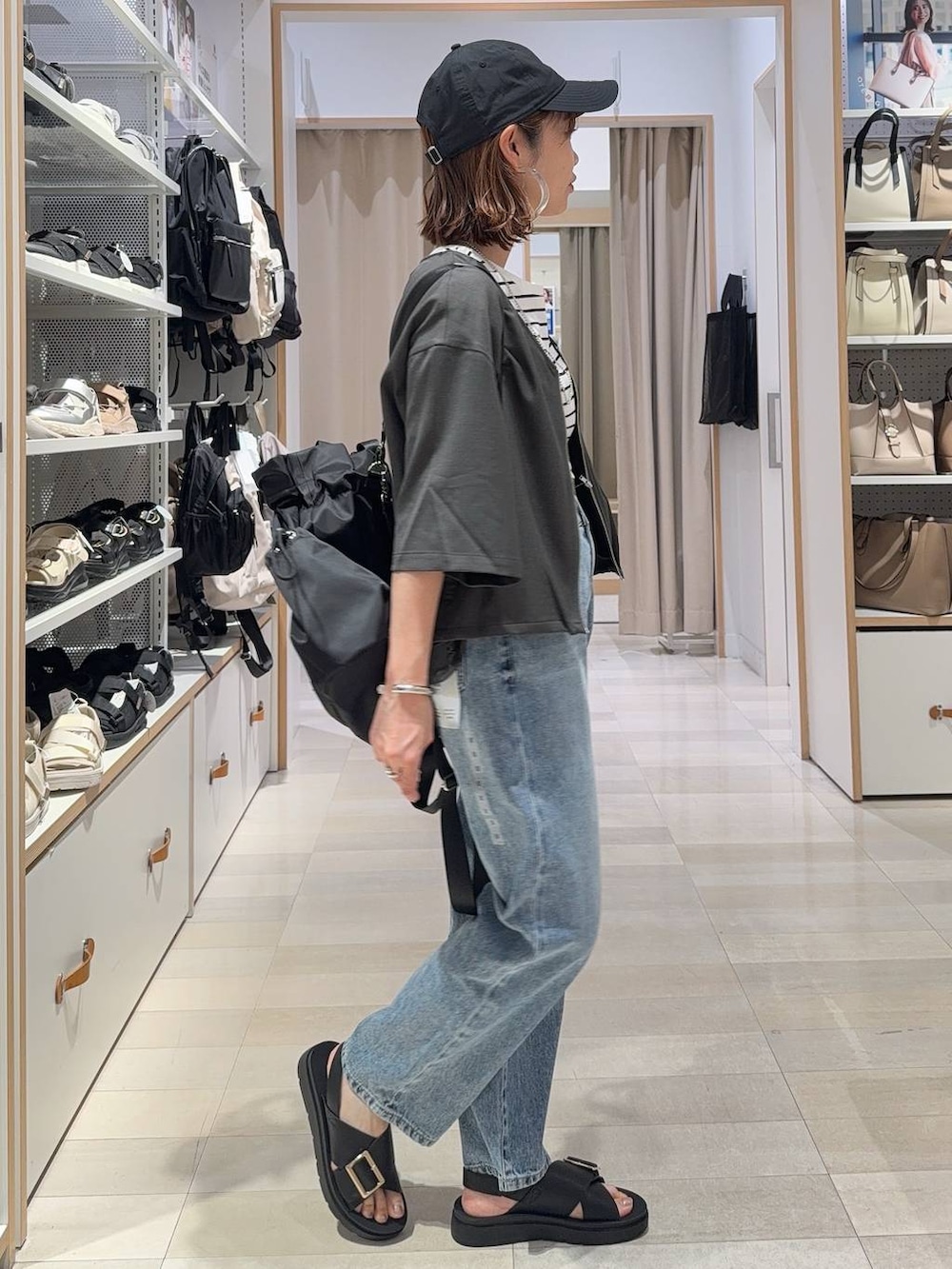 「きれいめ、ベーシック/シンプル、着痩せ・細見え、ママコーデ、体型カバー、カジュアル、GLOBAL WORK」｜「GLOBAL WORKのGOODデニムストレートパンツ/209645（デニムパンツ、ブルー系）」を使った、せこ子さん（レディース・159cm）の春コーディネートの4枚目の写真