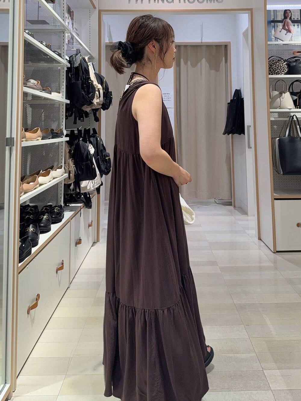 ブラック系のキャミソール、ブラック系のショルダーバッグ、ホワイト系のシャツ/ブラウスを着用したレディースの夏コーディネートの7枚目の写真