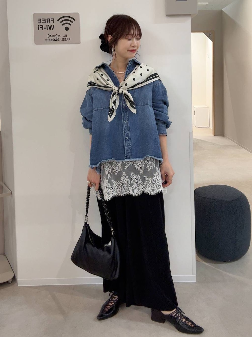 ブラウン系のその他パンツ、ブラウン系のショルダーバッグ、ホワイト系のキャミソールを着用したレディースの春コーディネートの3枚目の写真