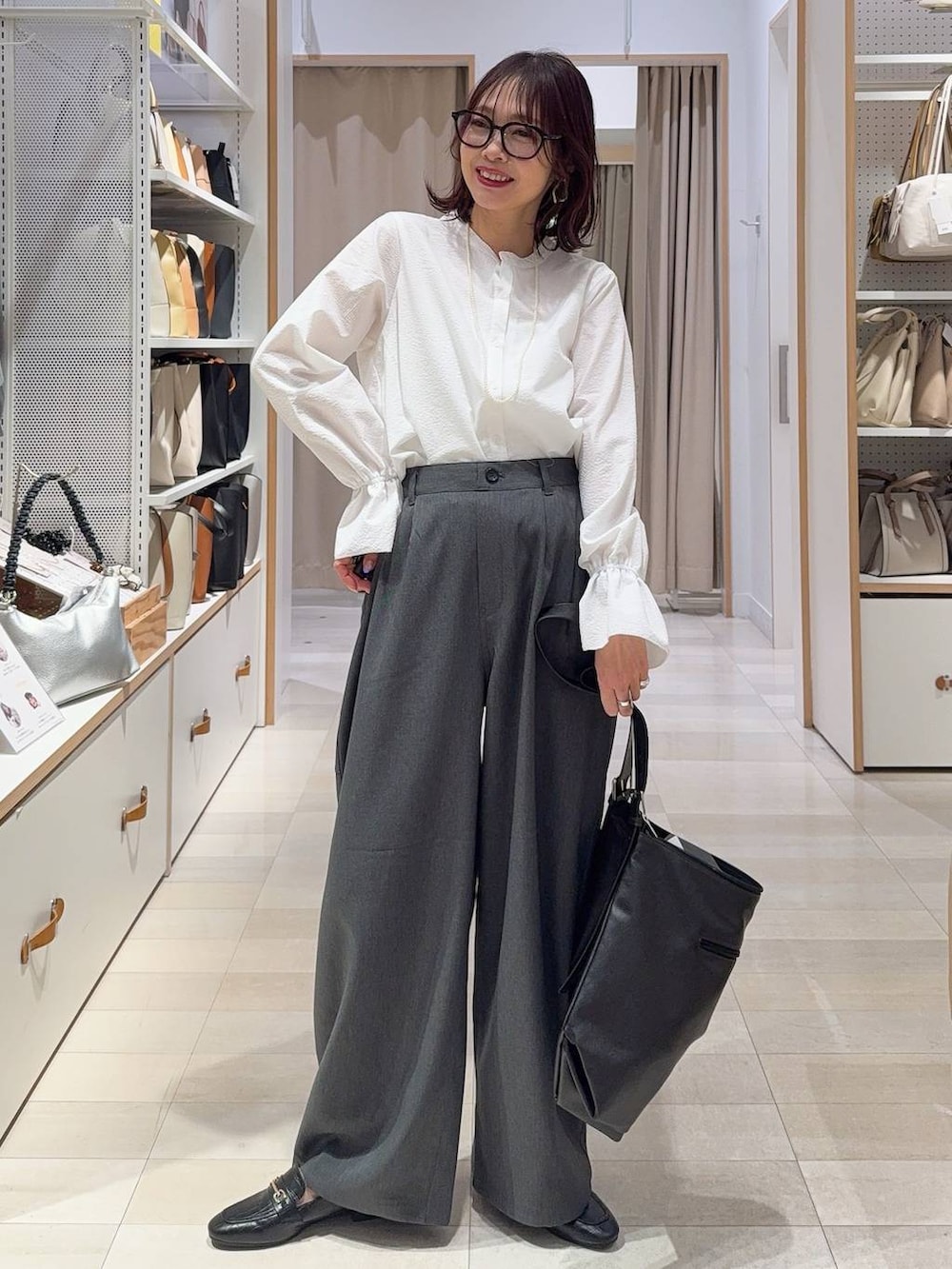 ブラック系のローファー、グレー系のカーディガン/ボレロ、ホワイト系のシャツ/ブラウスを着用したレディースの冬コーディネートの2枚目の写真