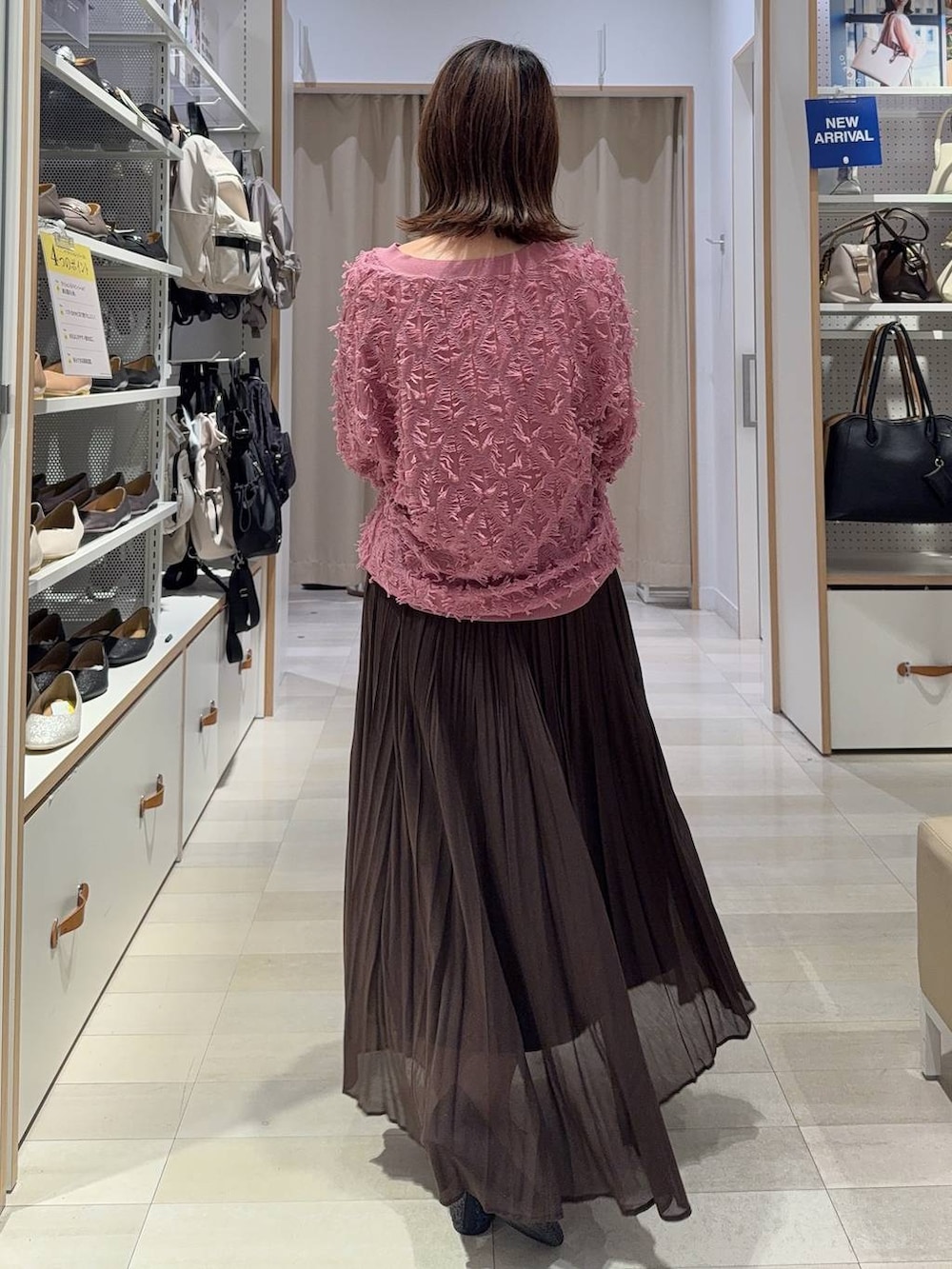 その他のショルダーバッグ、ブラック系のバレエシューズ、ピンク系のカーディガン/ボレロを着用したレディースの夏コーディネートの4枚目の写真