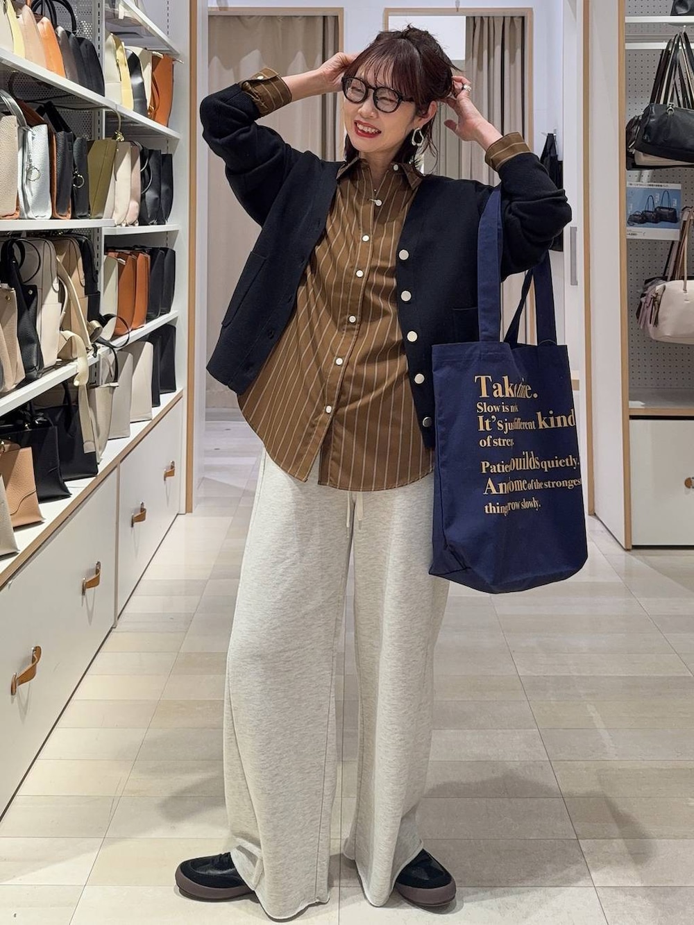 ブラック系のバレエシューズ、ブラック系のタンクトップ、ベージュ系のボストンバッグを着用したレディースの春コーディネートの4枚目の写真