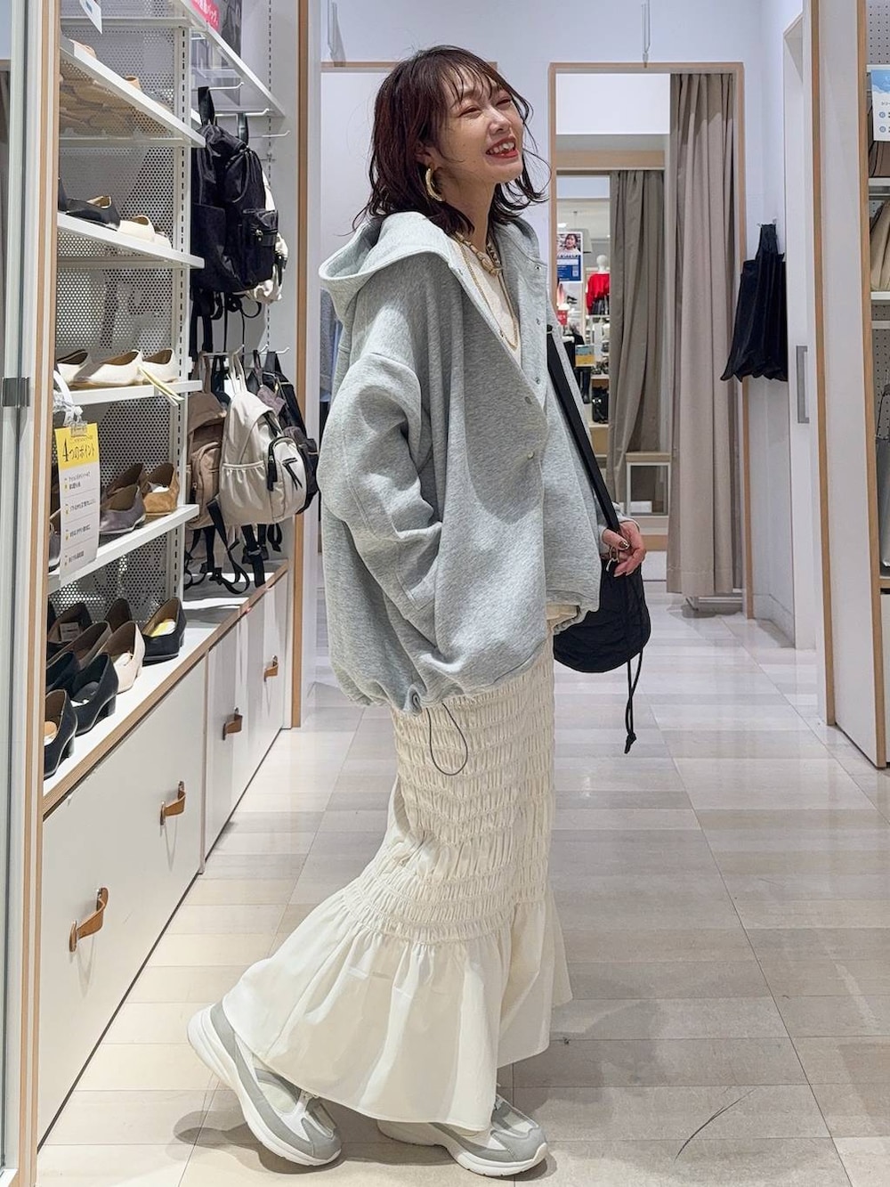 ベージュ系のスニーカー、ブラック系のその他パンツ、グレー系のブルゾンを着用したレディースの秋コーディネートの3枚目の写真