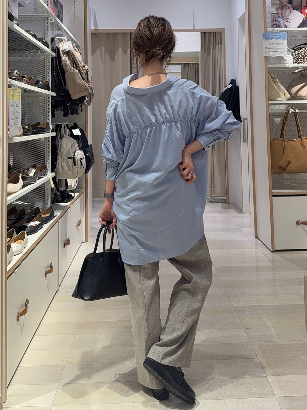 ブラック系のローファー、ブラック系のショルダーバッグ、ホワイト系のキャミソールを着用したレディースの秋コーディネートの4枚目の写真