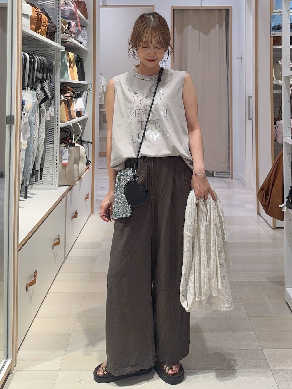 ブラウン系のその他パンツ、ベージュ系のパーカー、ブラウン系のサンダルを着用したレディースの夏コーディネートの4枚目の写真