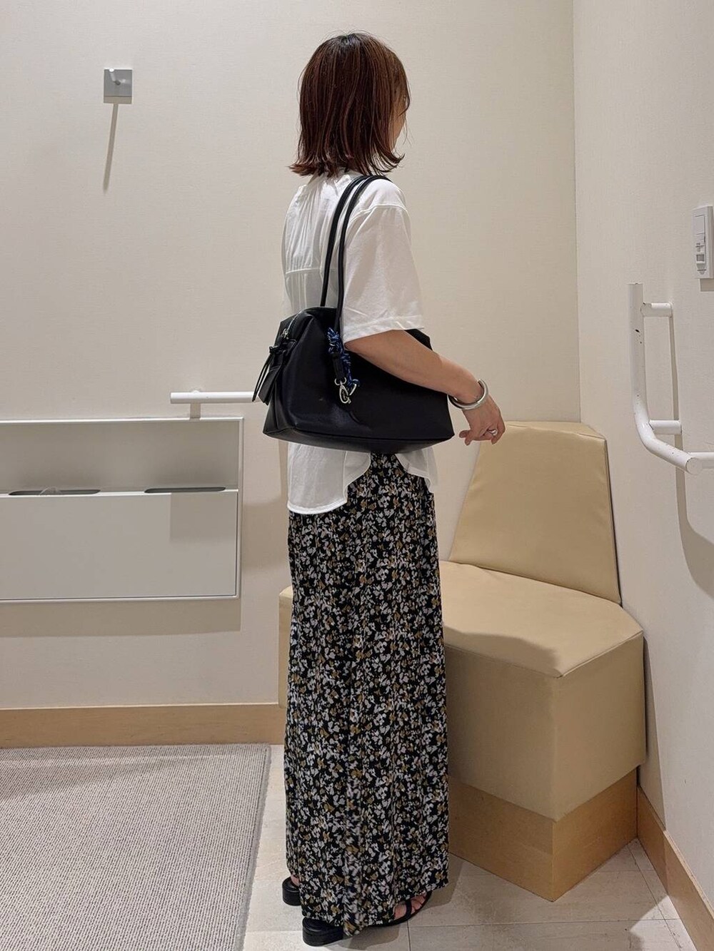 ブラック系のサンダル、ブラック系のボストンバッグ、グレー系のその他パンツを着用したレディースの夏コーディネートの2枚目の写真