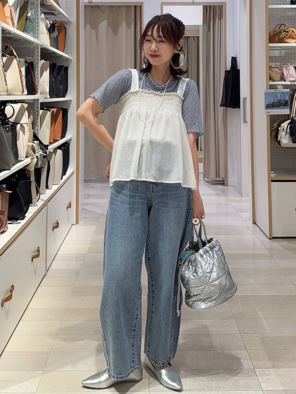 ブラック系のバレエシューズ、ブラック系のトートバッグ、ブラック系のカーディガン/ボレロを着用したレディースの春コーディネートの7枚目の写真