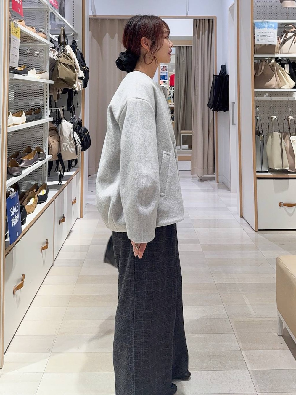 ブラック系のその他シューズ、グレー系のノーカラーコート、ブラック系のボストンバッグを着用したレディースの秋コーディネートの5枚目の写真