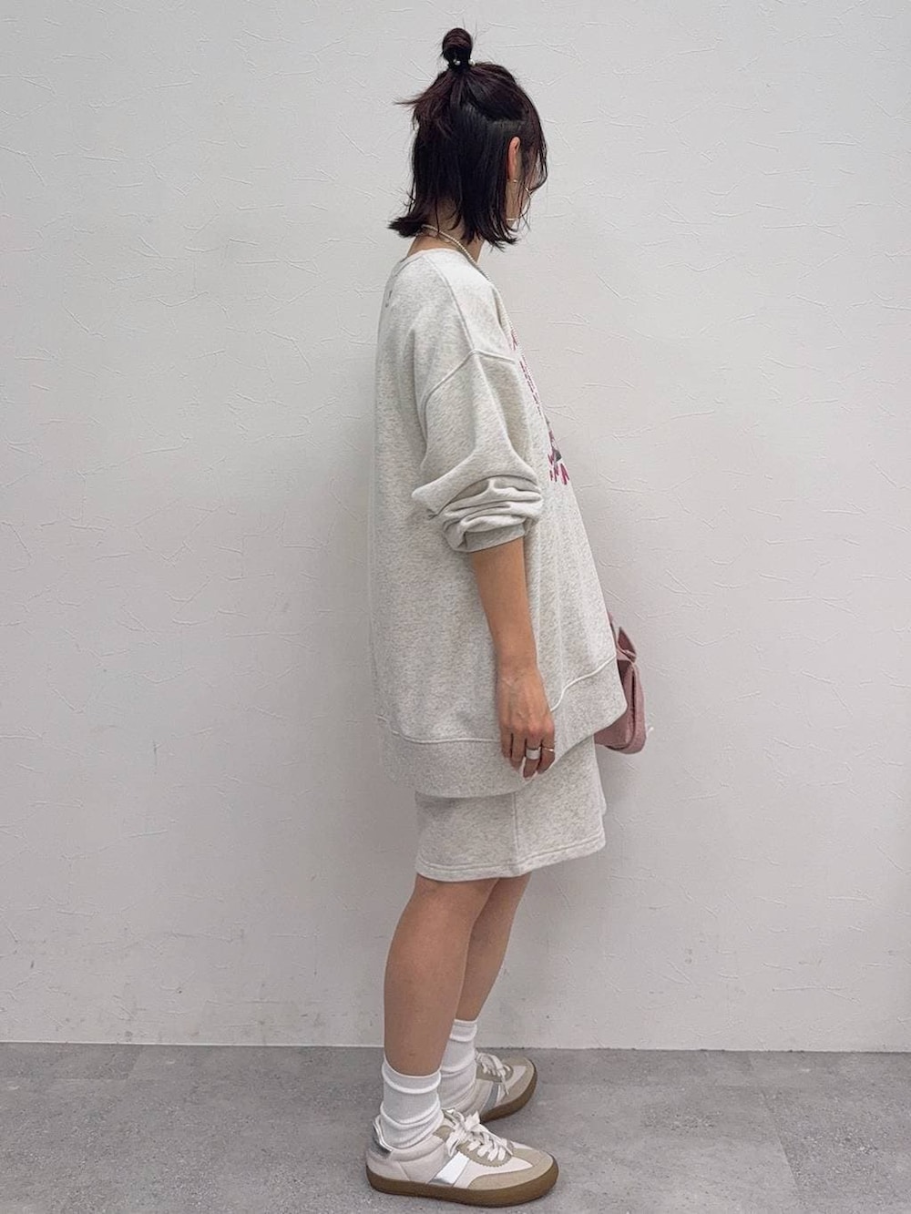 グレー系のスニーカー、ピンク系のシャツ/ブラウスを着用したレディースの冬コーディネートの5枚目の写真