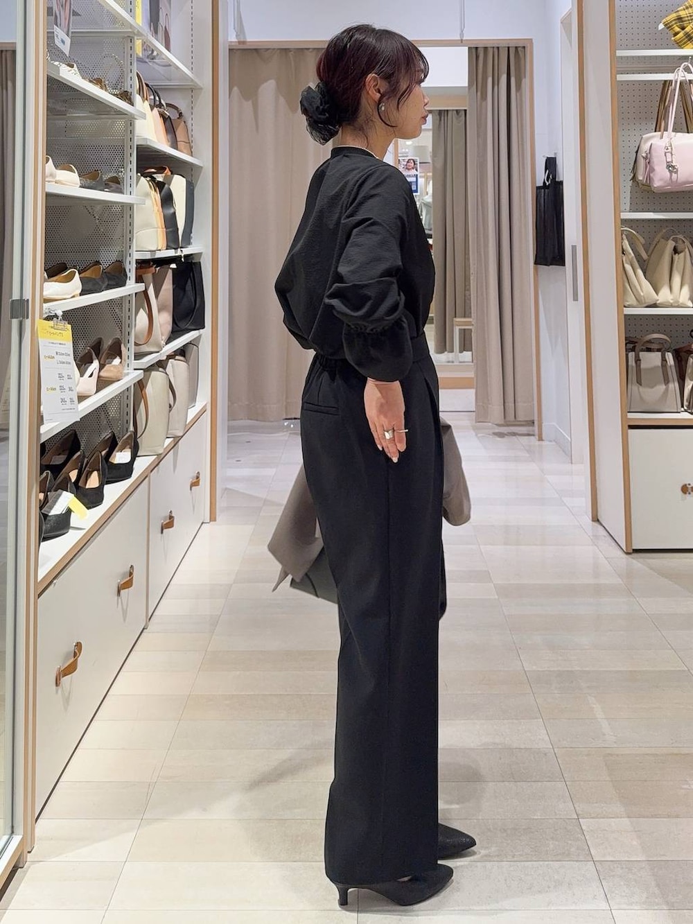 ブラック系のパンプス、ブラック系のショルダーバッグ、ブラック系のその他パンツを着用したレディースの冬コーディネートの6枚目の写真