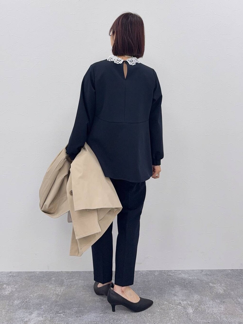 ブルー系のセットアップを着用したレディースの秋コーディネートの3枚目の写真