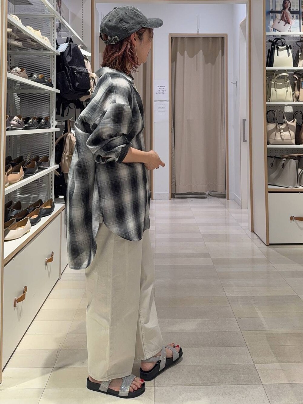 ホワイト系のデニムパンツ、ブラック系のキャミソール、ブラック系のシャツ/ブラウスを着用したレディースの夏コーディネートの3枚目の写真