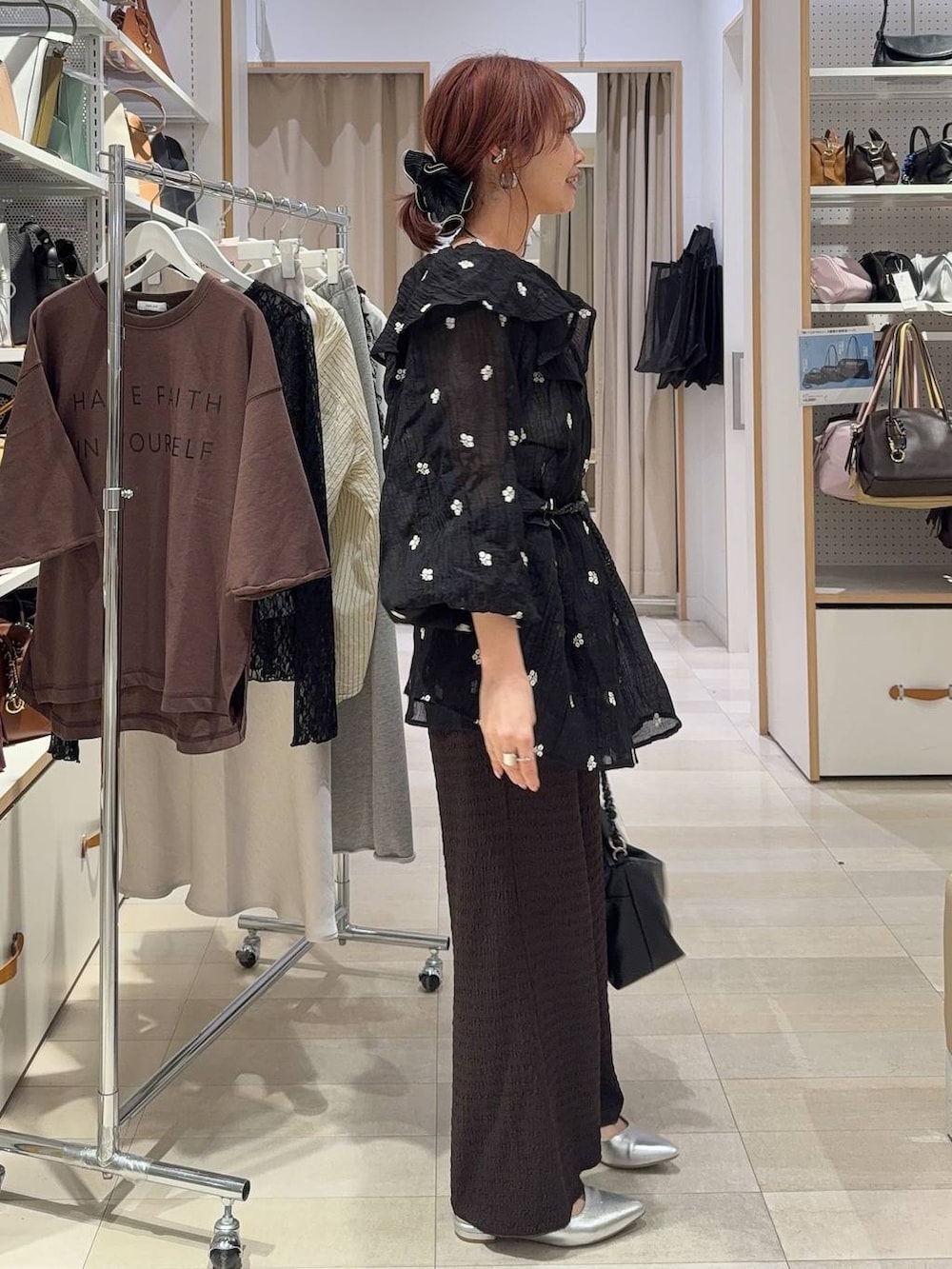 ホワイト系のキャミソール、ブラウン系のその他パンツ、ブラック系のワンピースを着用したレディースの春コーディネートの5枚目の写真