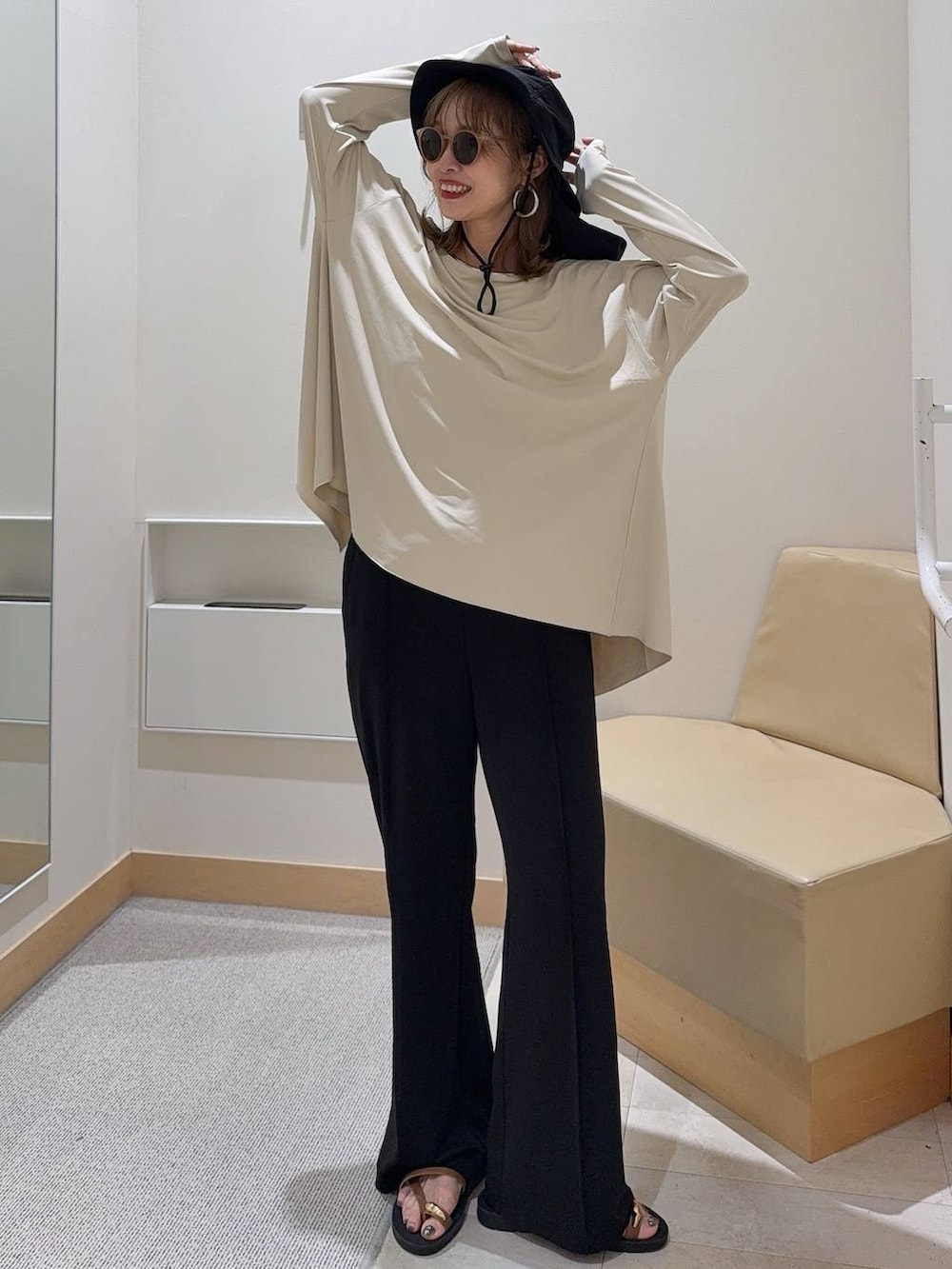 ブラウン系のサンダル、ブラック系のその他パンツ、シルバー系のネックレスを着用したレディースの夏コーディネートの4枚目の写真