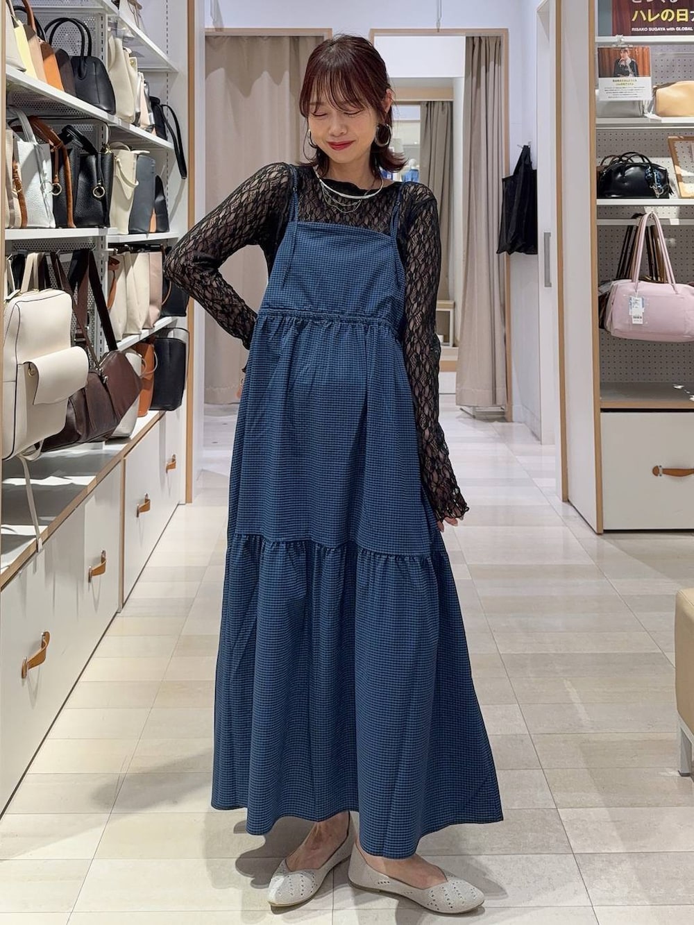 ブラック系のTシャツ/カットソー、ホワイト系のシャツ/ブラウス、シルバー系のパンプスを着用したレディースの春コーディネートの3枚目の写真