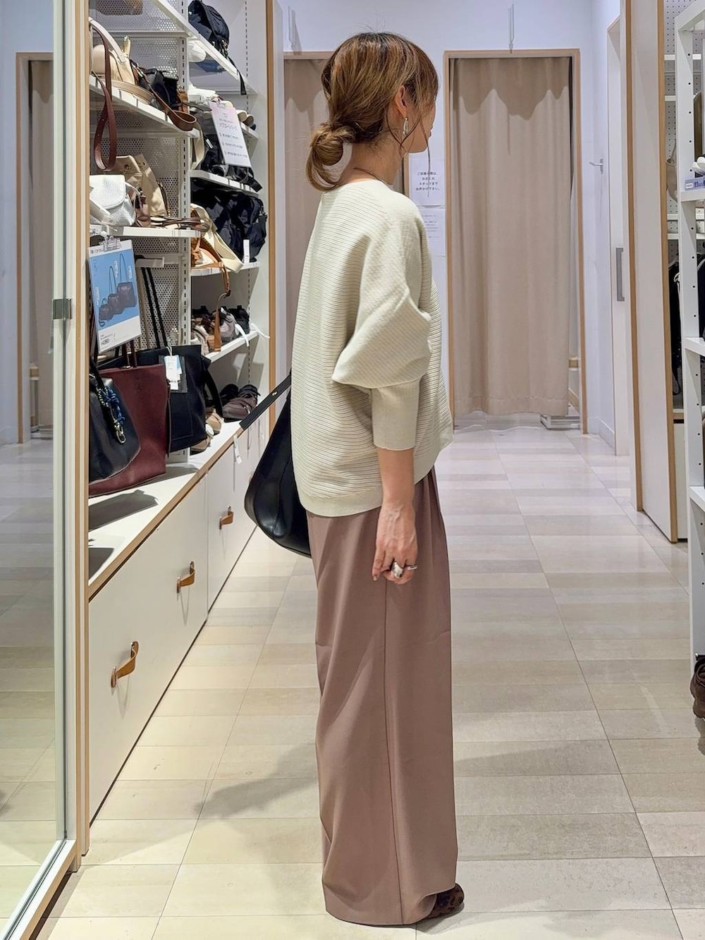 ベージュ系のその他パンツ、その他のバレエシューズ、ブラック系のショルダーバッグを着用したレディースの秋コーディネートの4枚目の写真