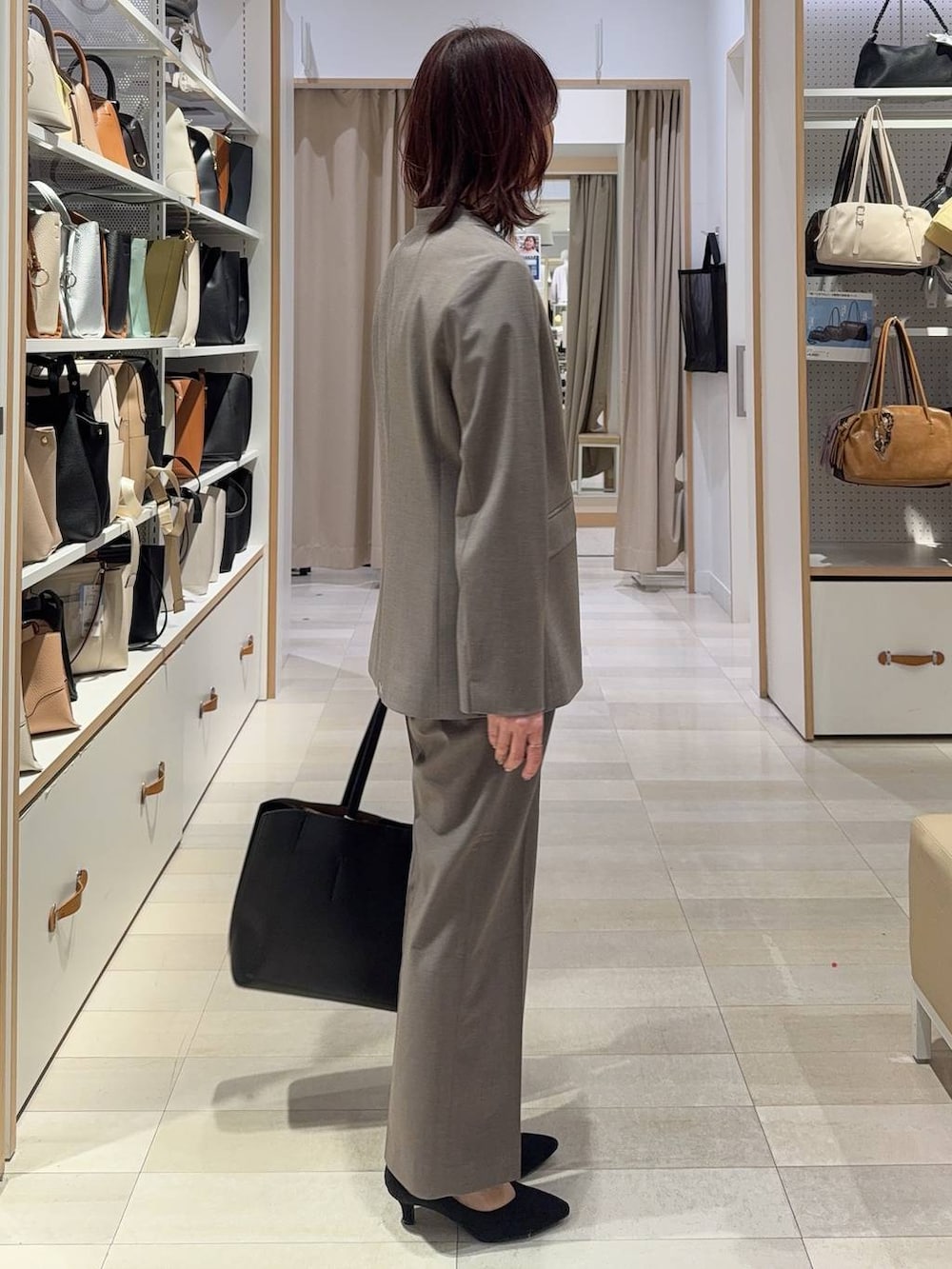 その他のパンプス、ブラウン系のスラックス、ブラック系のトートバッグを着用したレディースの春コーディネートの6枚目の写真