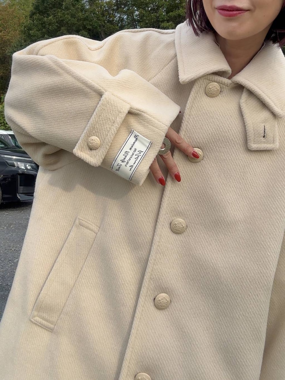 ブルー系のシャツ/ブラウス、グレー系のスウェット、ブラック系のスカートを着用したレディースの秋コーディネートの4枚目の写真