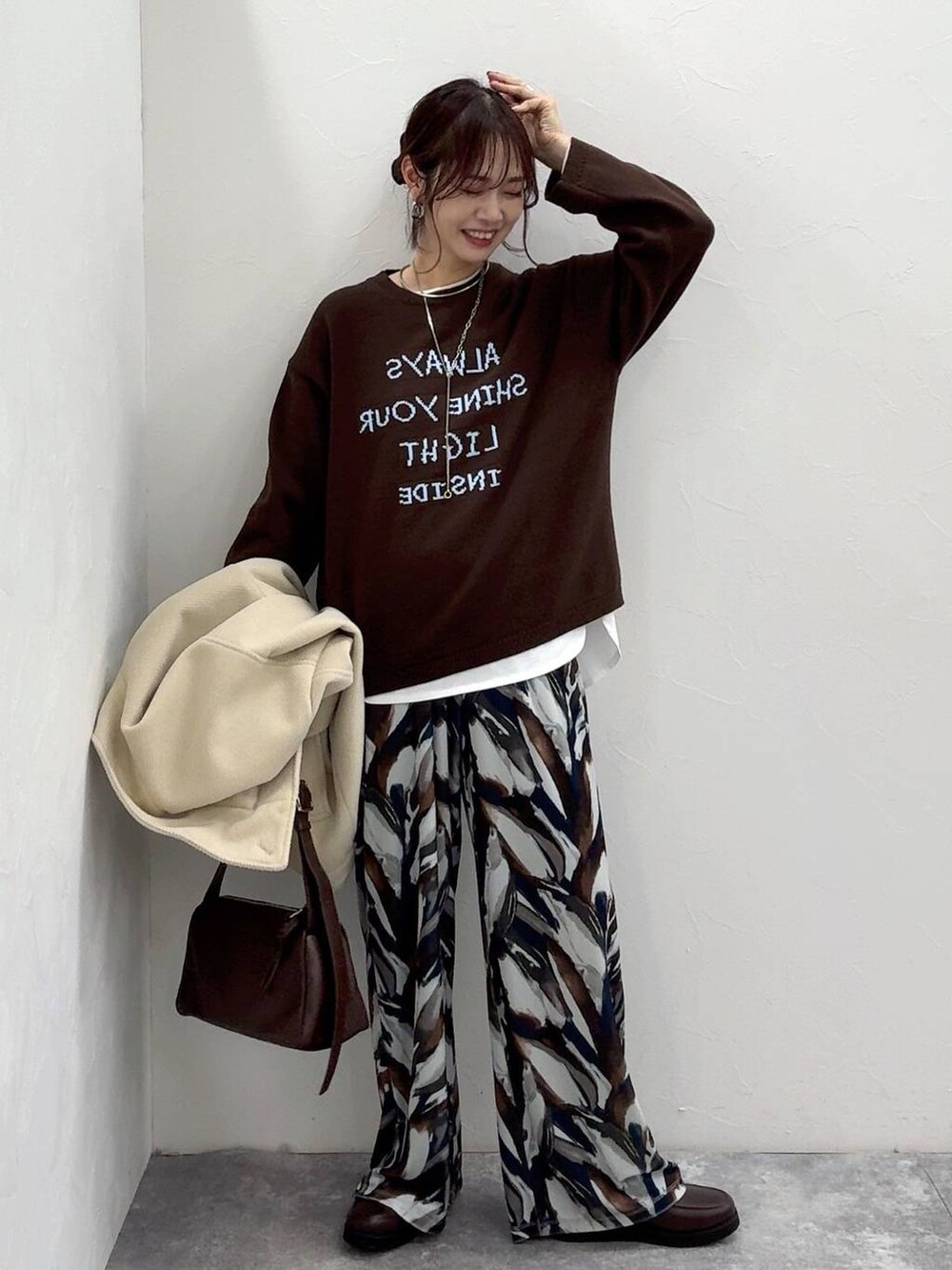 ブラウン系のローファー、ホワイト系のTシャツ/カットソー、ホワイト系のブルゾンを着用したレディースの冬コーディネートの2枚目の写真