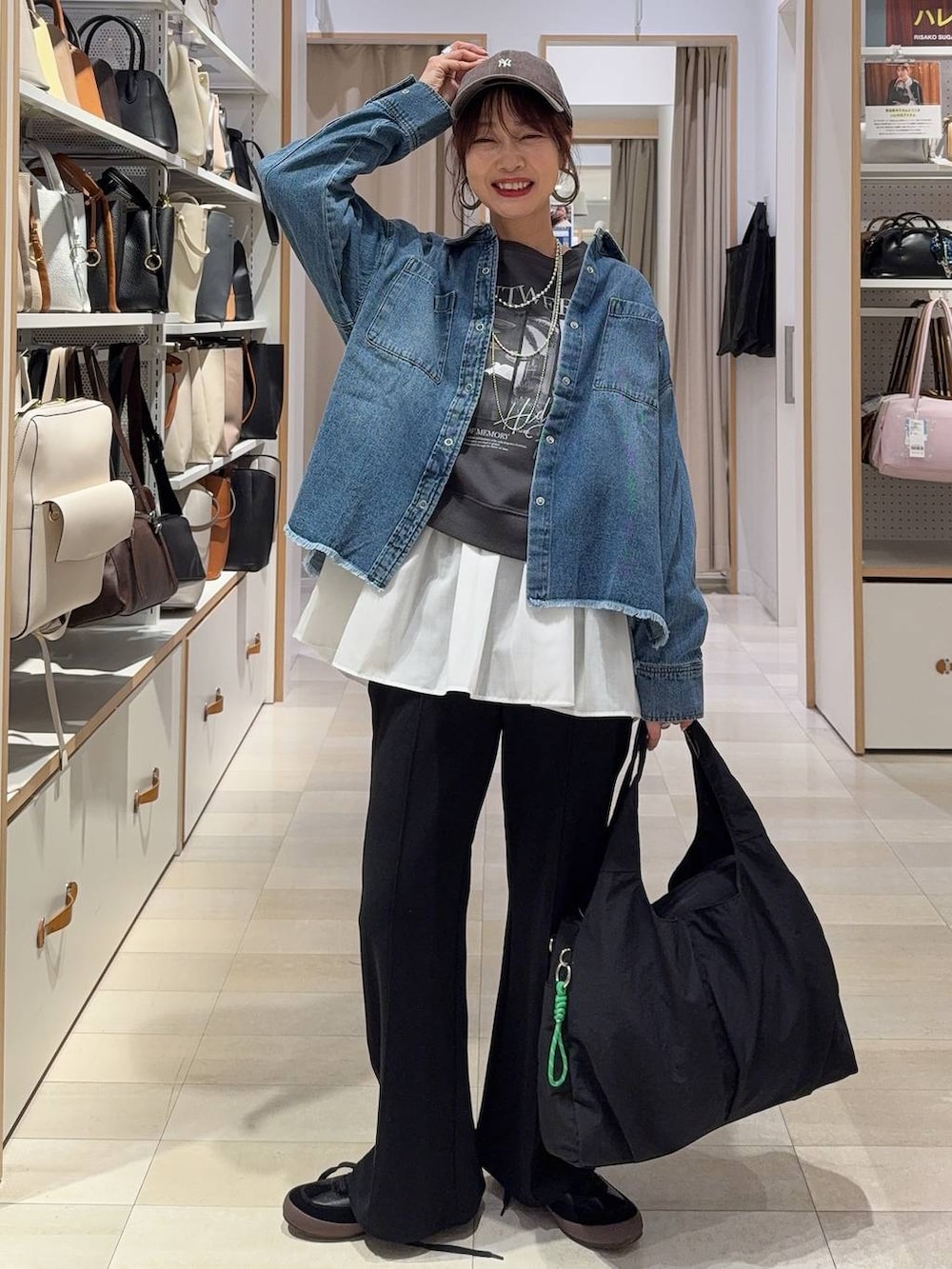 ブラック系のトートバッグ、ホワイト系のTシャツ/カットソー、ブラック系のスウェットを着用したレディースの春コーディネートの4枚目の写真