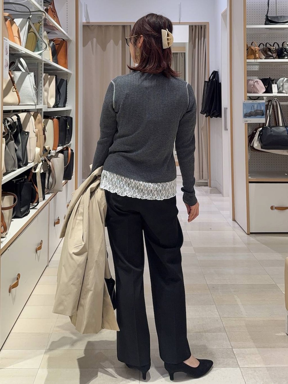 その他のパンプス、ブラック系のスラックス、ベージュ系のステンカラーコートを着用したレディースの春コーディネートの6枚目の写真