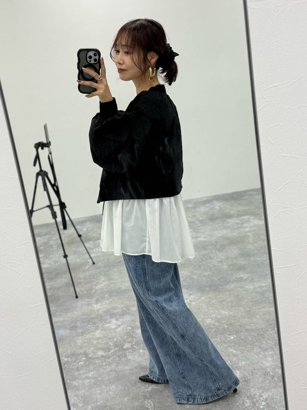 ブラック系のTシャツ/カットソー、グレー系のスカート、ブラック系のブーツを着用したレディースの秋コーディネートの5枚目の写真