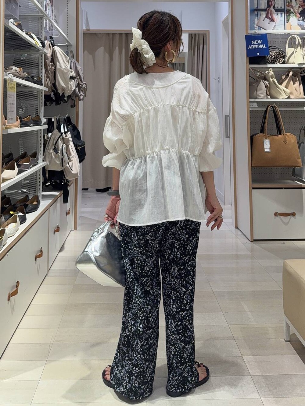 シルバー系のショルダーバッグ、ホワイト系のタンクトップ、その他のその他パンツを着用したレディースの夏コーディネートの4枚目の写真