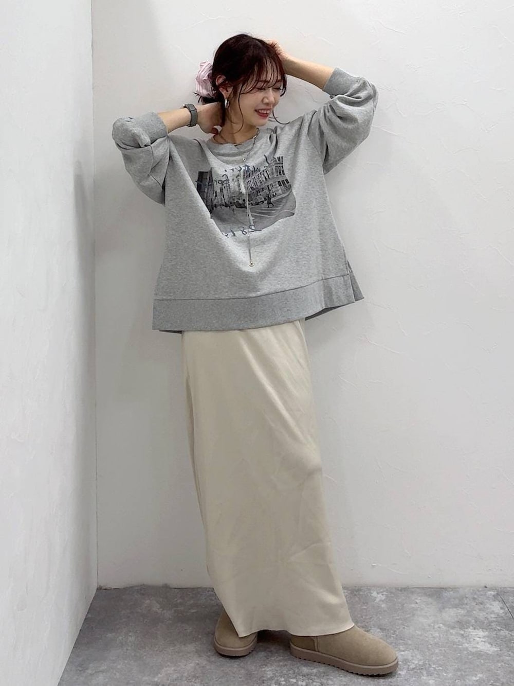 ホワイト系のショルダーバッグ、ブラック系のダウンジャケット/コート、ホワイト系のスカートを着用したレディースの冬コーディネートの3枚目の写真