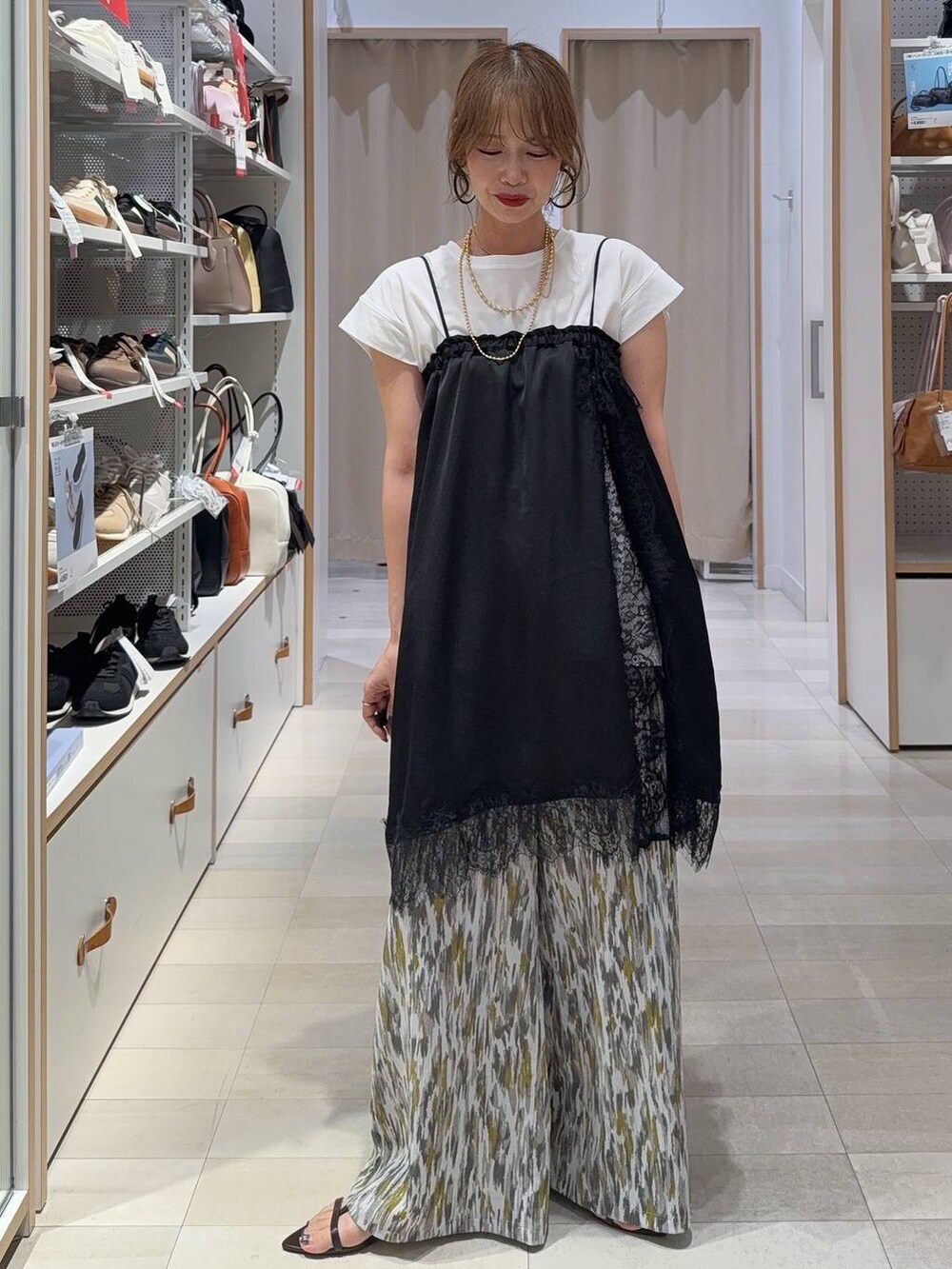 ベージュ系のその他パンツ、グリーン系のシャツ/ブラウス、ホワイト系のタンクトップを着用したレディースの夏コーディネートの7枚目の写真