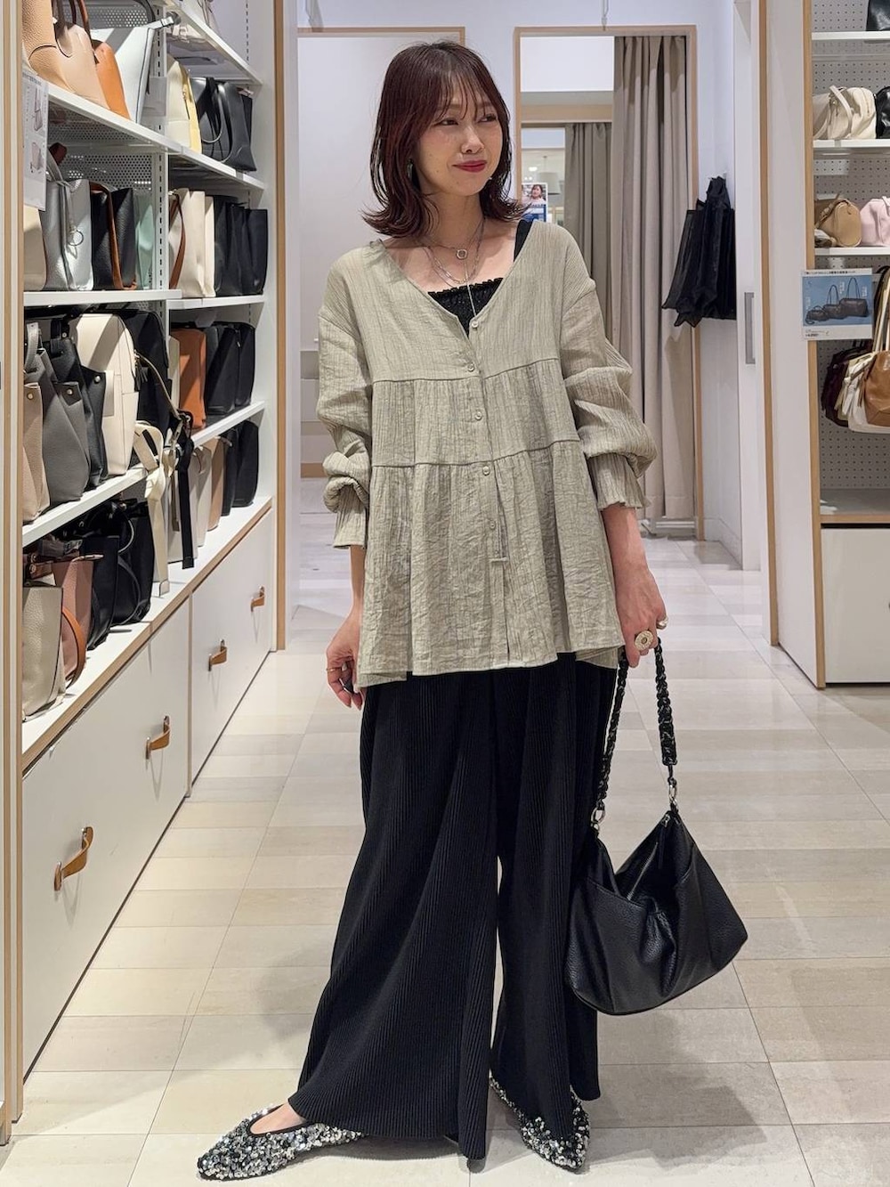 ブラック系のその他パンツを着用したレディースの春コーディネートの2枚目の写真