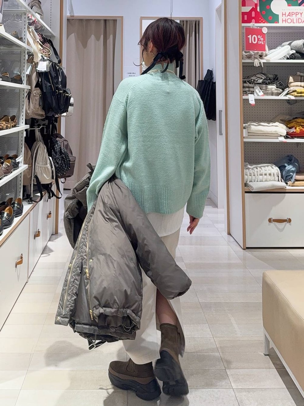 ブラウン系のダウンジャケット/コート、グレー系のスカート、ブラック系のハンドバッグを着用したレディースの冬コーディネートの9枚目の写真