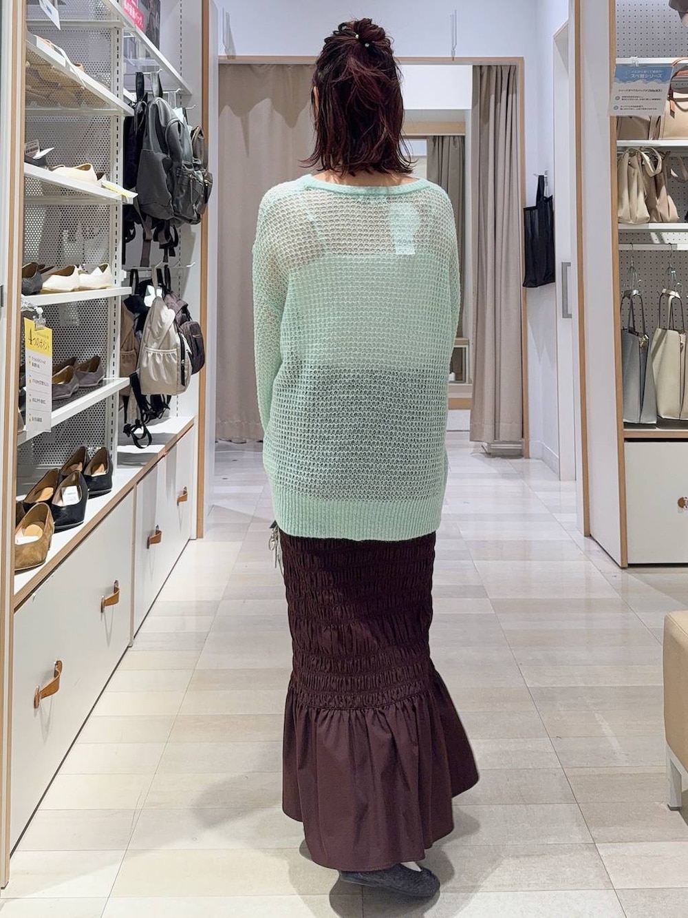 シルバー系のショルダーバッグ、ブラック系のバレエシューズ、ホワイト系のキャミソールを着用したレディースの冬コーディネートの7枚目の写真