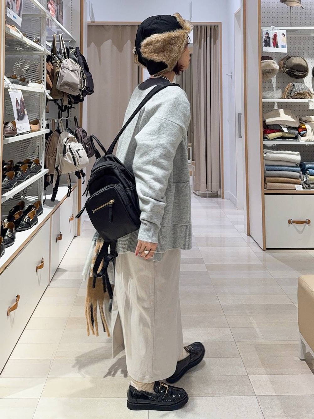 ブラック系のローファー、グレー系のカーディガン/ボレロ、ホワイト系のTシャツ/カットソーを着用したレディースの冬コーディネートの5枚目の写真