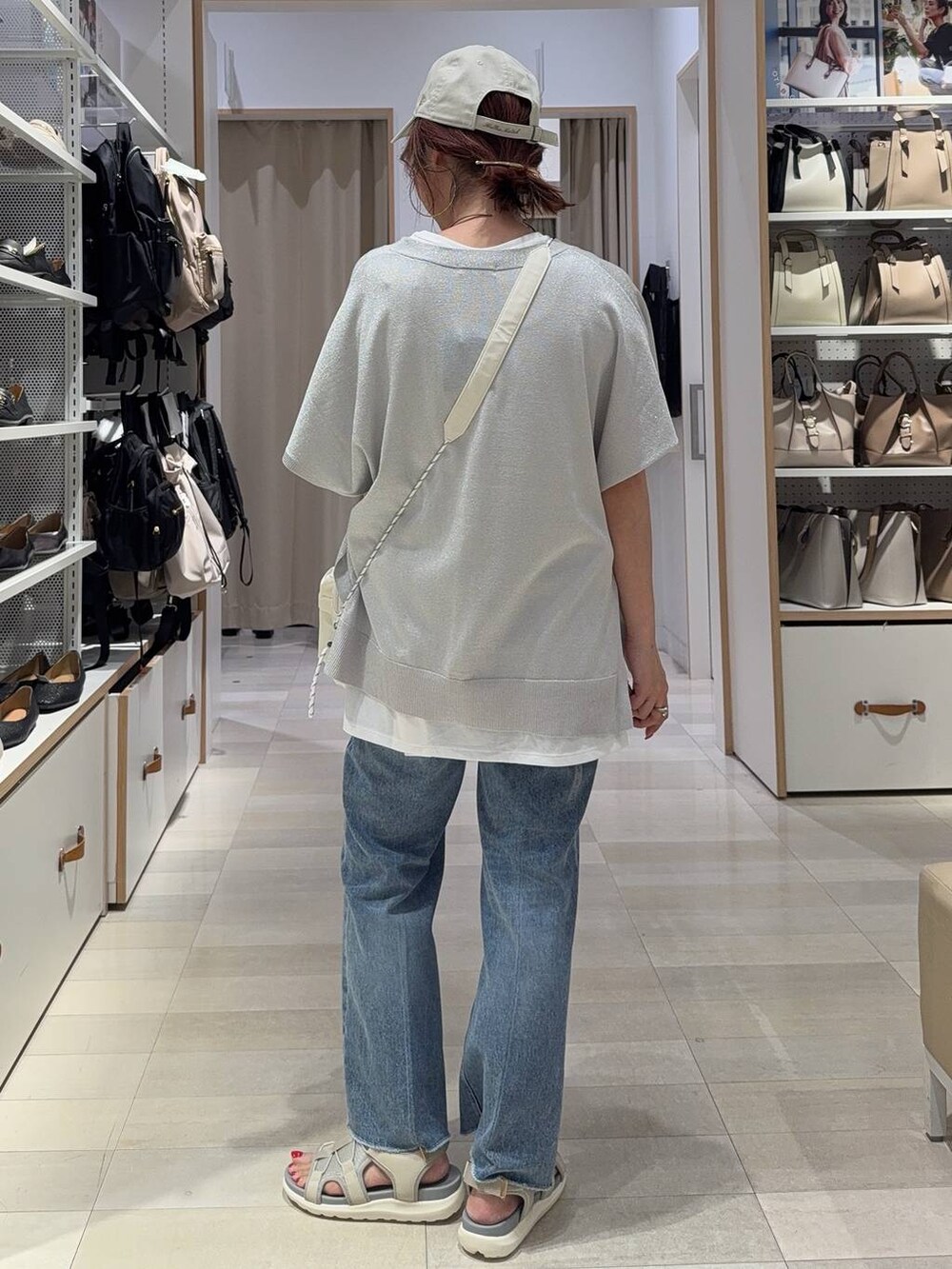ホワイト系のショルダーバッグ、シルバー系のカーディガン/ボレロ、その他のTシャツ/カットソーを着用したレディースの夏コーディネートの4枚目の写真