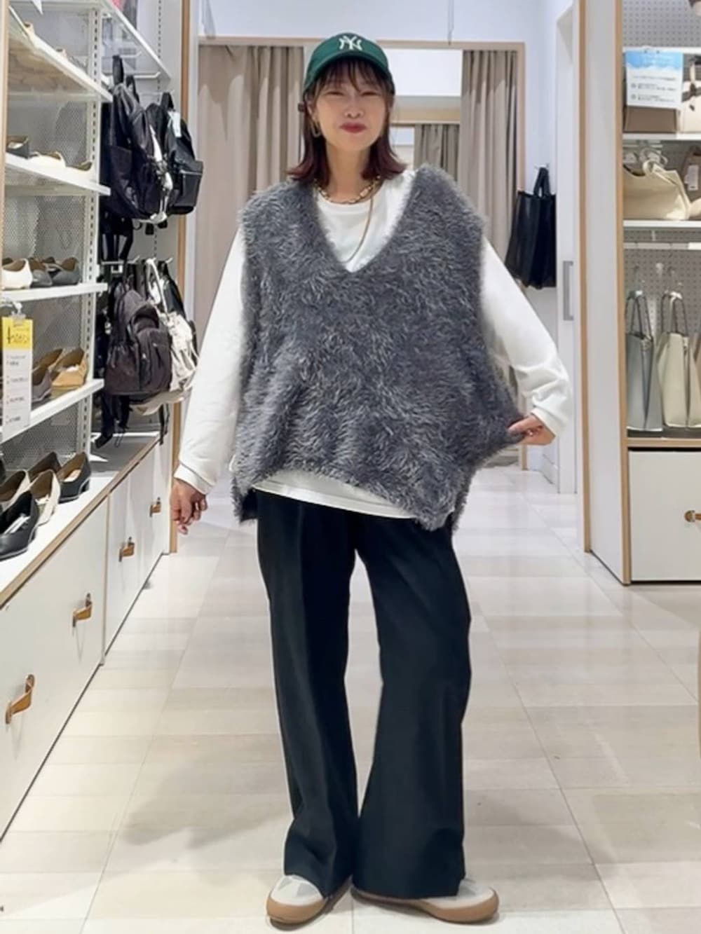 ベージュ系のスニーカー、ブラック系のその他パンツ、グレー系のブルゾンを着用したレディースの秋コーディネートの2枚目の写真