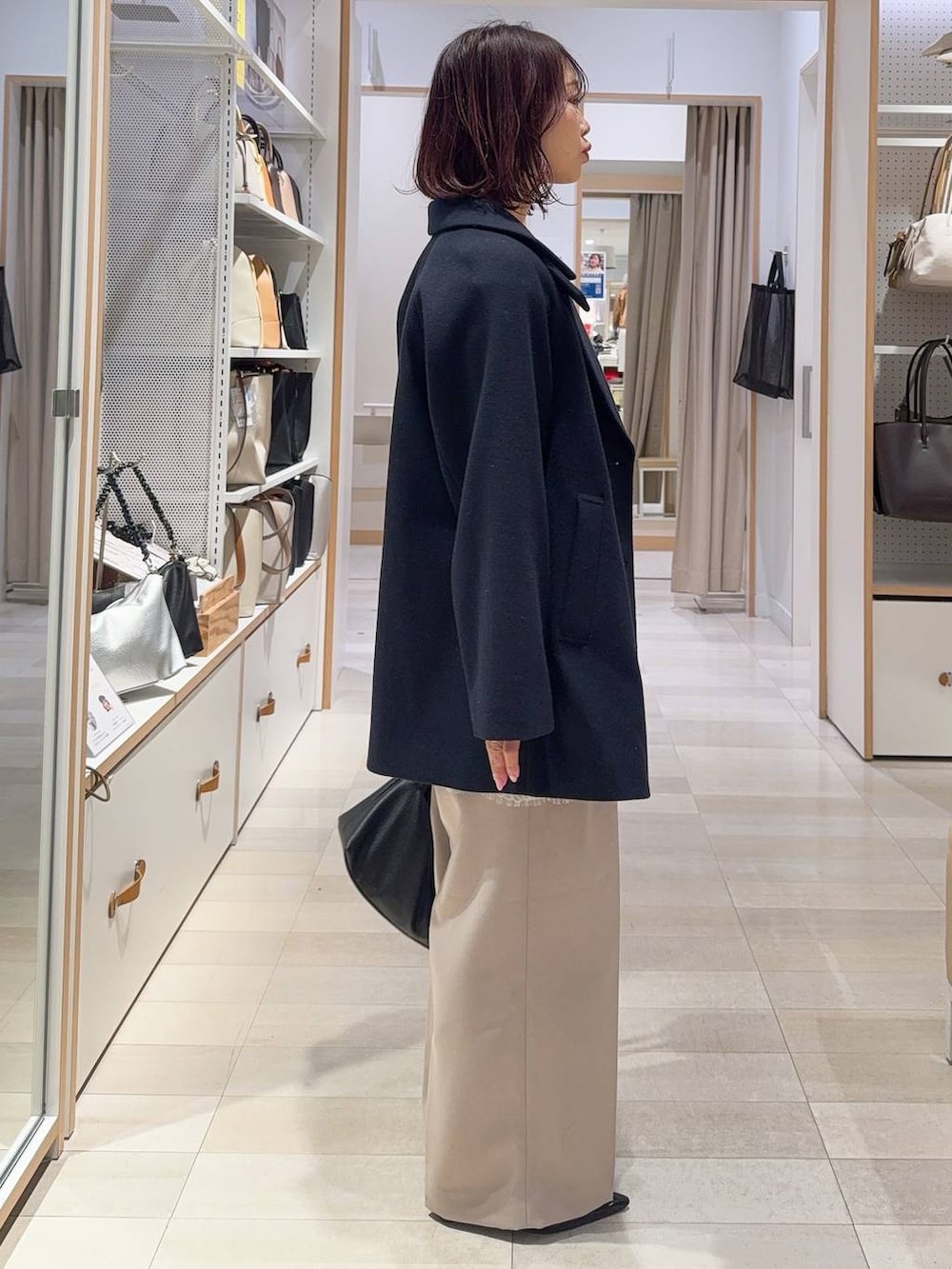 ゴールド系のタンクトップ、ブルー系のチェスターコート、イエロー系のカーディガン/ボレロを着用したレディースの冬コーディネートの4枚目の写真