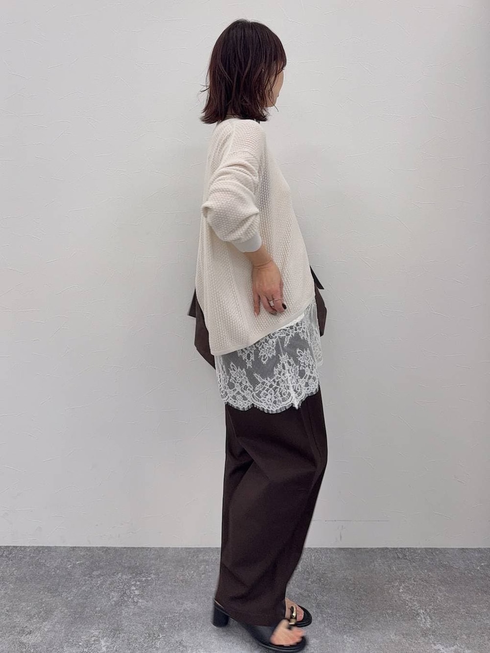 ブラウン系のその他パンツ、ブラウン系のショルダーバッグ、ホワイト系のキャミソールを着用したレディースの春コーディネートの6枚目の写真