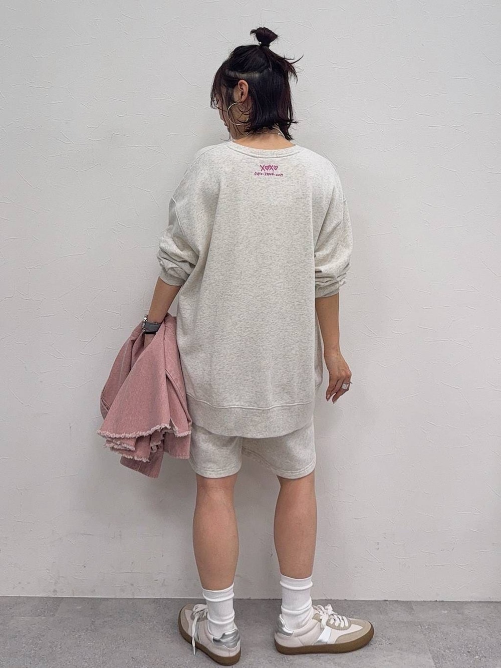 グレー系のスニーカー、ピンク系のシャツ/ブラウスを着用したレディースの冬コーディネートの6枚目の写真