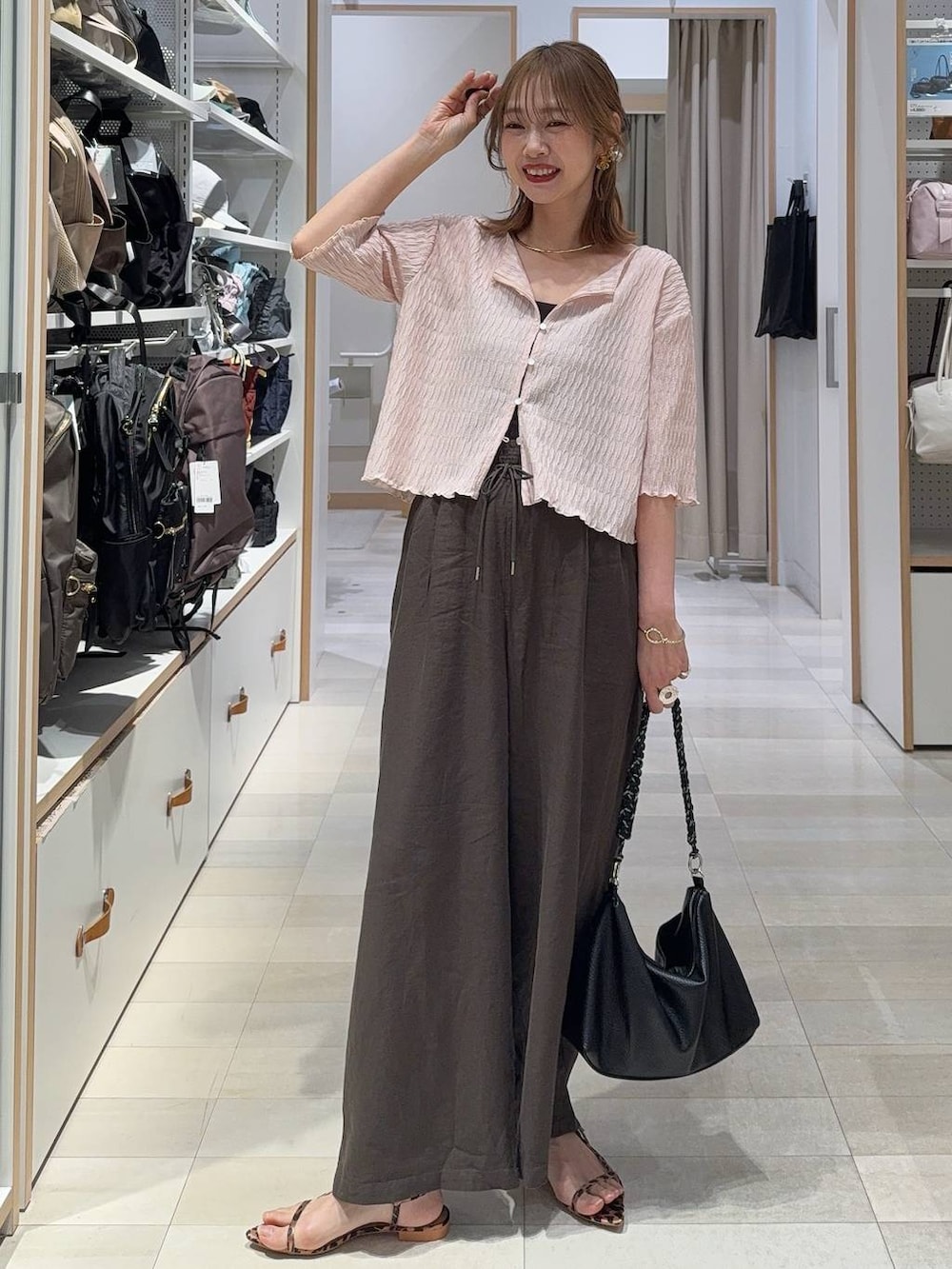ブルー系のデニムパンツ、ホワイト系のその他トップス、シルバー系のネックレスを着用したレディースの春コーディネートの6枚目の写真