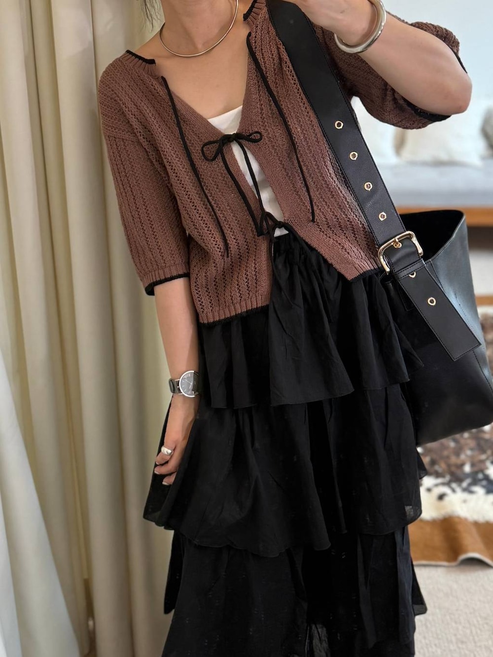 ブラック系のスカート、ブラック系のショルダーバッグ、ブラック系のキャミソールを着用したレディースの夏コーディネートの2枚目の写真