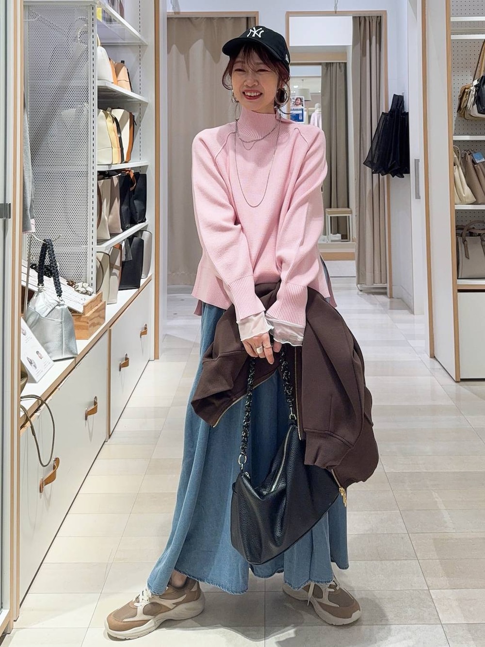 ピンク系のニット/セーター、ホワイト系のTシャツ/カットソー、ブラウン系のその他シューズを着用したレディースの冬コーディネートの2枚目の写真