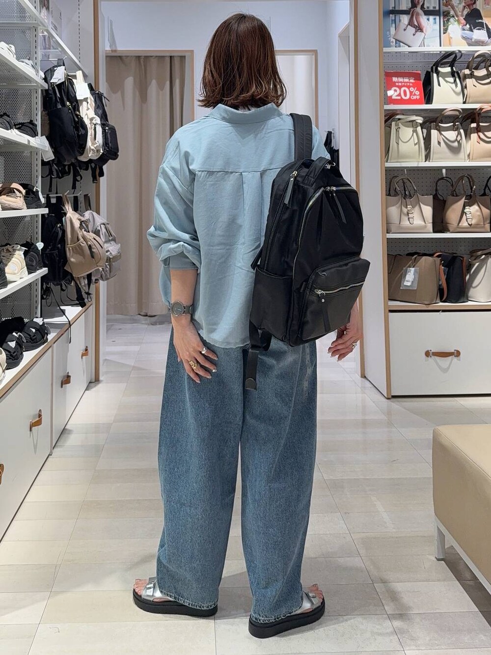 ブルー系のデニムパンツ、グレー系のボストンバッグ、ブルー系のシャツ/ブラウスを着用したレディースの春コーディネートの6枚目の写真