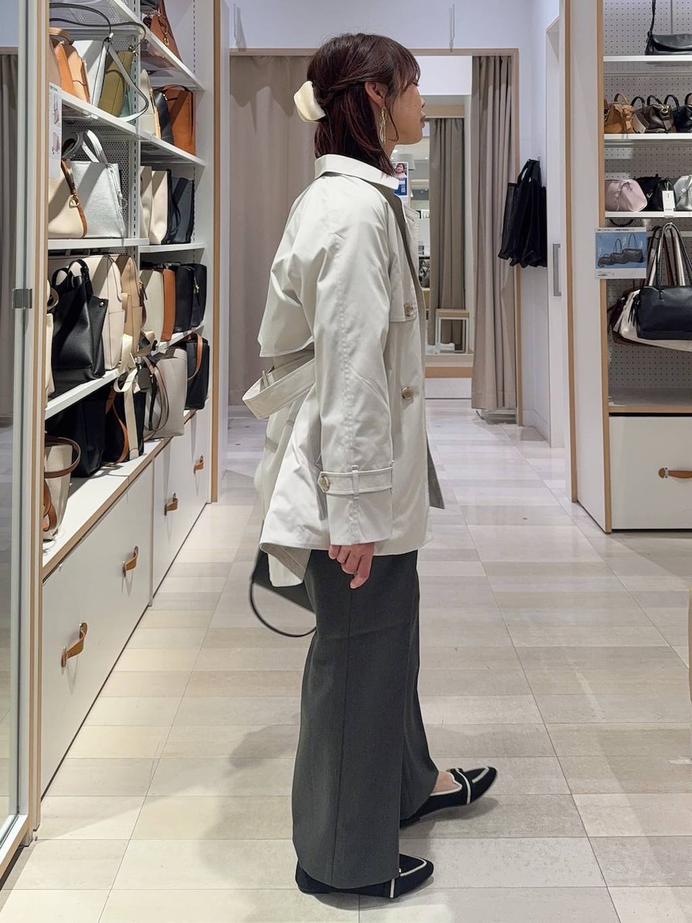 その他のパンプス、グレー系のその他パンツ、ブラック系のトートバッグを着用したレディースの春コーディネートの4枚目の写真